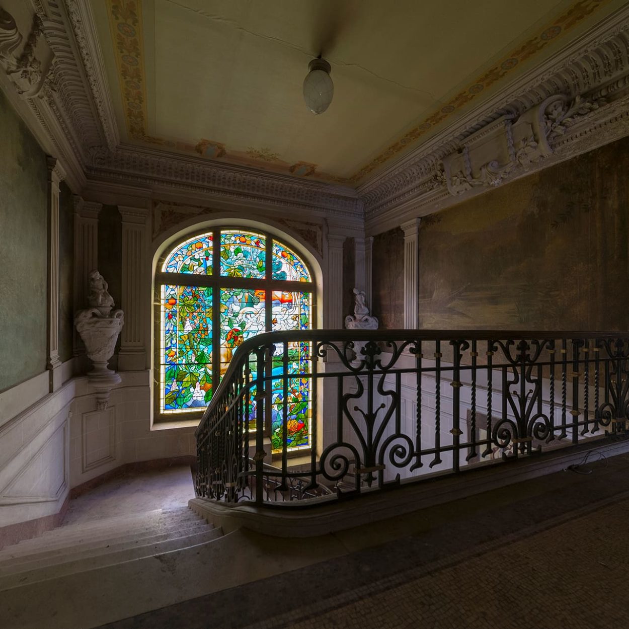urbex-france-chateau-grenouille-escalier-vitrail