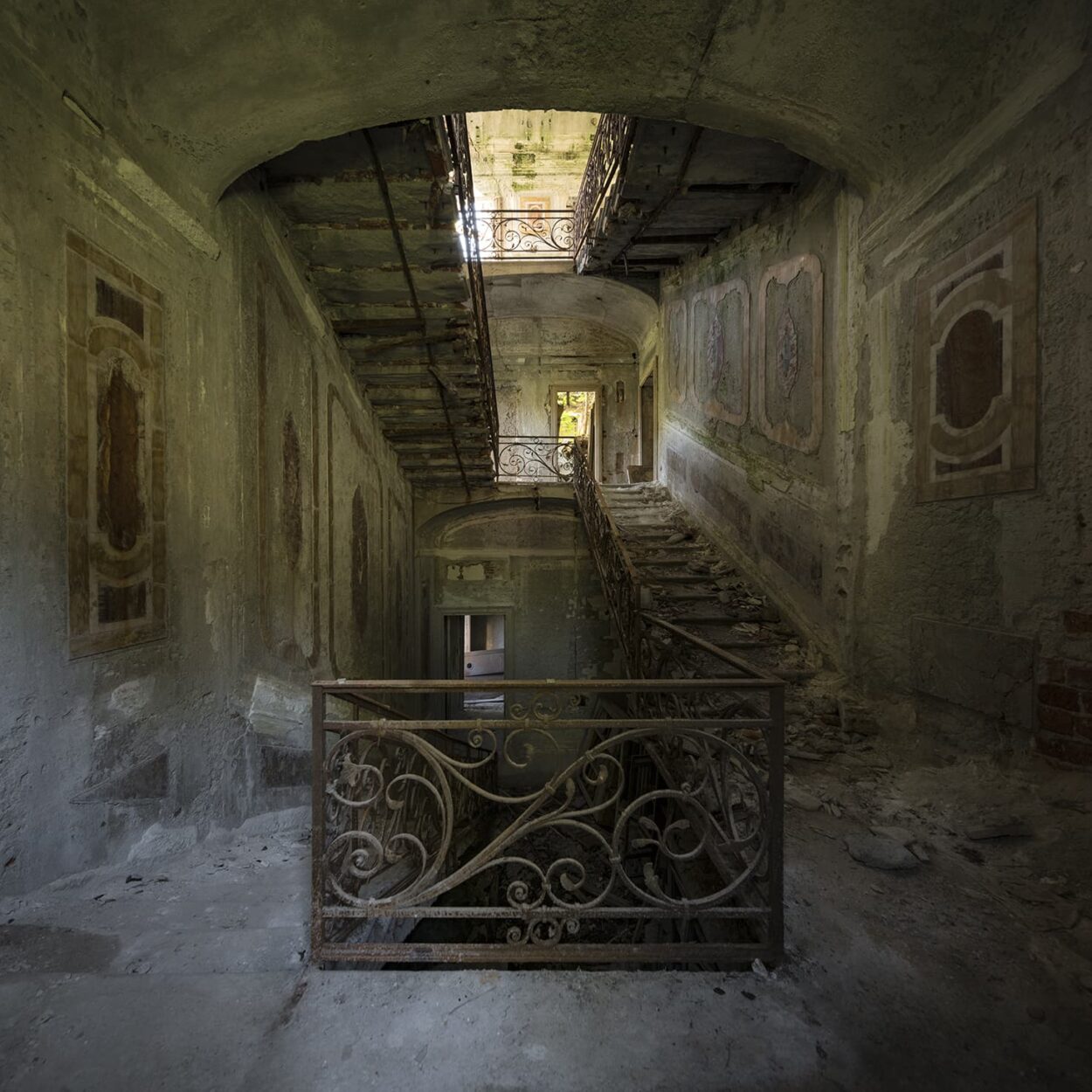 urbex-exploration-italie-villa-poss-escalier-stair