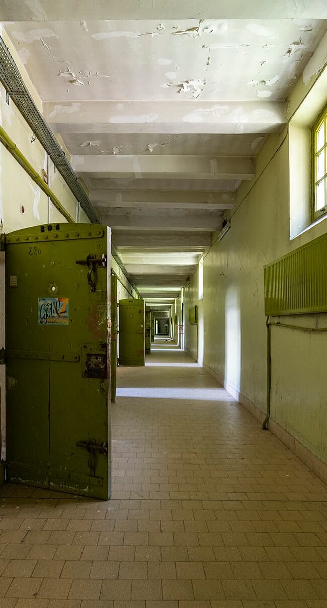 urbex-urban-exploration-avignon-prison-sainte-anne-carceral-couloir-vert