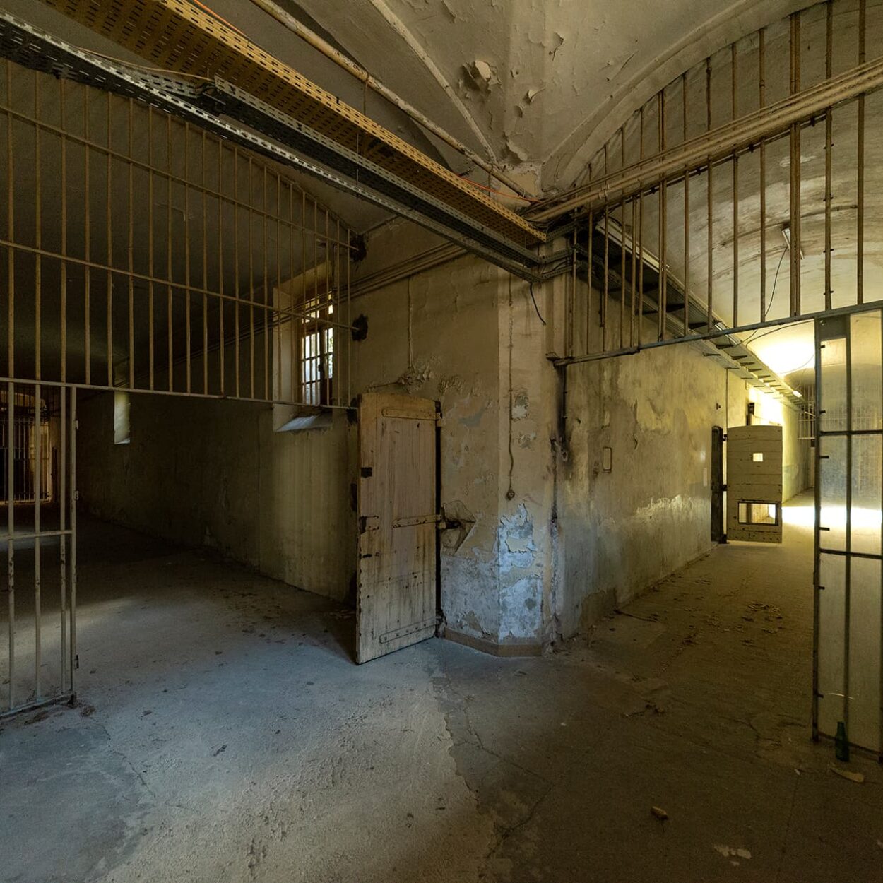 urbex-urban-exploration-avignon-prison-sainte-anne-carceral-couloirs